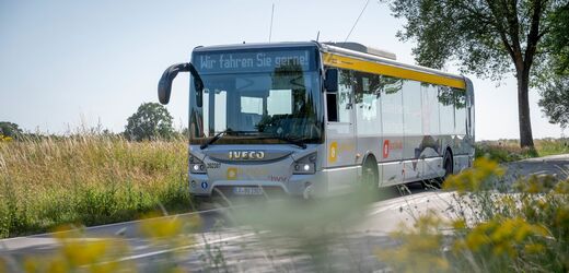 Der Buchholz Bus fährt auf einer Landstraße
