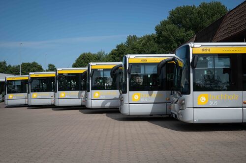 Sechs Busse als horizontale Treppe gestellt
